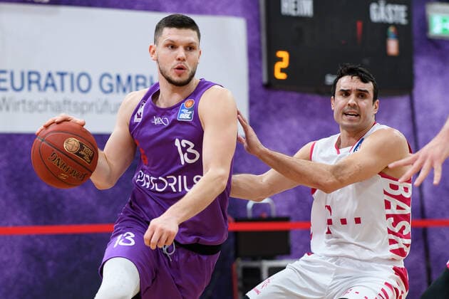 BG Göttingen - Telekom Baskets Bonn 21.03.2021, Basketball-Bundesliga easyCredit-BBL, Saison 2020 2021, Hauptrunde, 24. Spieltag, BG Göttingen - Telekom Baskets Bonn. Göttingens Rihards Lomazs (l) spielt gegen Bonns Anthony DiLeo. Göttingen Niedersachsen Deutschland
