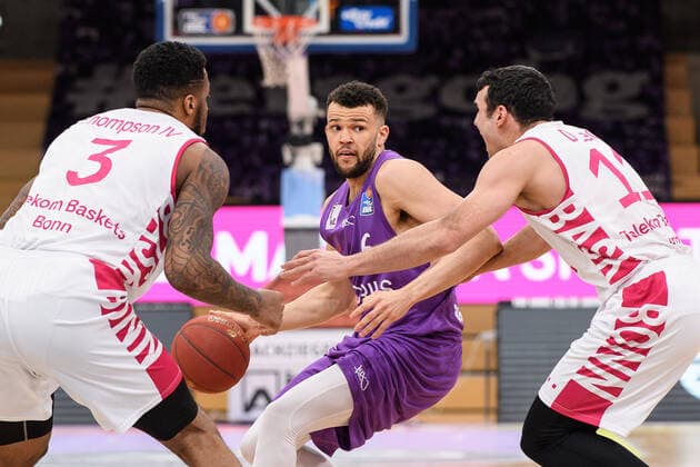 BG Göttingen - Telekom Baskets Bonn 21.03.2021, Basketball-Bundesliga easyCredit-BBL, Saison 2020 2021, Hauptrunde, 24. Spieltag, BG Göttingen - Telekom Baskets Bonn. Göttingens Luke Nelson (M) spielt gegen Bonns James Thompson IV () und Bonns Anthony DiLeo. Göttingen Niedersachsen Deutschland