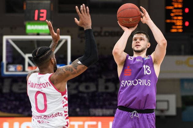 BG Göttingen - Telekom Baskets Bonn 21.03.2021, Basketball-Bundesliga easyCredit-BBL, Saison 2020 2021, Hauptrunde, 24. Spieltag, BG Göttingen - Telekom Baskets Bonn. Göttingens Rihards Lomazs (r) spielt gegen Bonns Alex Hamilton. Göttingen Niedersachsen Deutschland