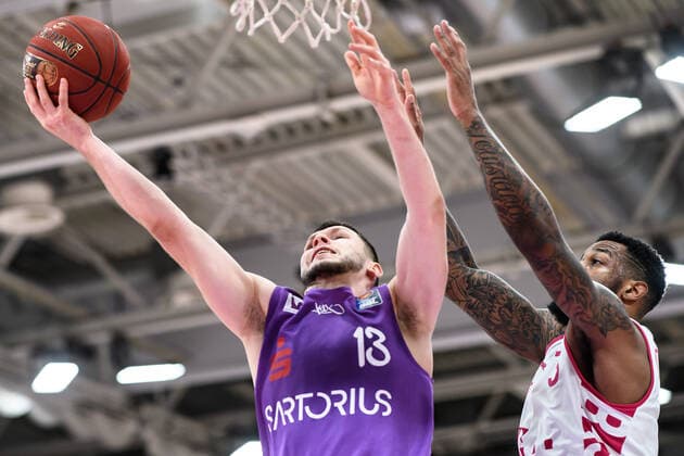 BG Göttingen - Telekom Baskets Bonn 21.03.2021, Basketball-Bundesliga easyCredit-BBL, Saison 2020 2021, Hauptrunde, 24. Spieltag, BG Göttingen - Telekom Baskets Bonn. Göttingens Rihards Lomazs (l) spielt gegen Bonns James Thompson IV. Göttingen Niedersachsen Deutschland
