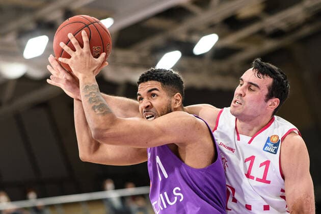 BG Göttingen - Telekom Baskets Bonn 21.03.2021, Basketball-Bundesliga easyCredit-BBL, Saison 2020 2021, Hauptrunde, 24. Spieltag, BG Göttingen - Telekom Baskets Bonn. Göttingens Marvin Omuvwie (l) spielt gegen Bonns Anthony DiLeo. Göttingen Niedersachsen Deutschland