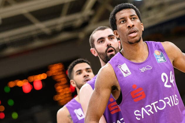 BG Göttingen - Telekom Baskets Bonn 21.03.2021, Basketball-Bundesliga easyCredit-BBL, Saison 2020 2021, Hauptrunde, 24. Spieltag, BG Göttingen - Telekom Baskets Bonn. Göttingens Aubrey Dawkins (r-l), Göttingens Harper Kamp und Göttingens Marvin Omuvwie stehen auf dem Spielfeld. Göttingen Niedersachsen Deutschland