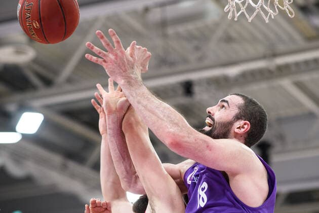 BG Göttingen - Telekom Baskets Bonn 21.03.2021, Basketball-Bundesliga easyCredit-BBL, Saison 2020 2021, Hauptrunde, 24. Spieltag, BG Göttingen - Telekom Baskets Bonn. Göttingens Harper Kamp kämpft um den Ball. Göttingen Niedersachsen Deutschland