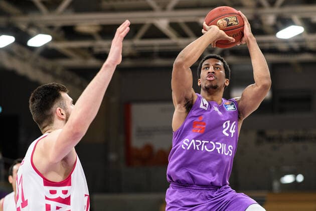 BG Göttingen - Telekom Baskets Bonn 21.03.2021, Basketball-Bundesliga easyCredit-BBL, Saison 2020 2021, Hauptrunde, 24. Spieltag, BG Göttingen - Telekom Baskets Bonn. Göttingens Aubrey Dawkins (r) spielt gegen Bonns Leon Kratzer. Göttingen Niedersachsen Deutschland