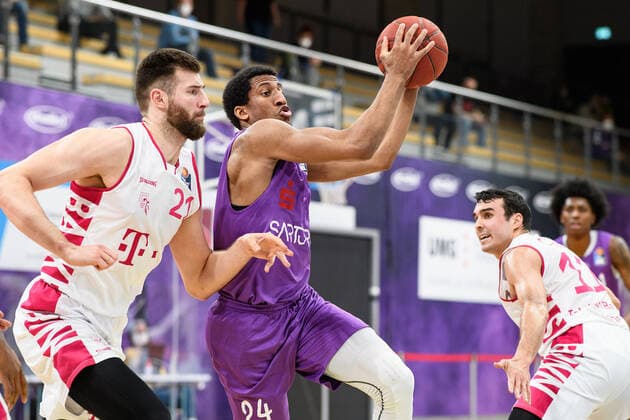 BG Göttingen - Telekom Baskets Bonn 21.03.2021, Basketball-Bundesliga easyCredit-BBL, Saison 2020 2021, Hauptrunde, 24. Spieltag, BG Göttingen - Telekom Baskets Bonn. Göttingens Aubrey Dawkins (r) spielt gegen Bonns Leon Kratzer. Göttingen Niedersachsen Deutschland