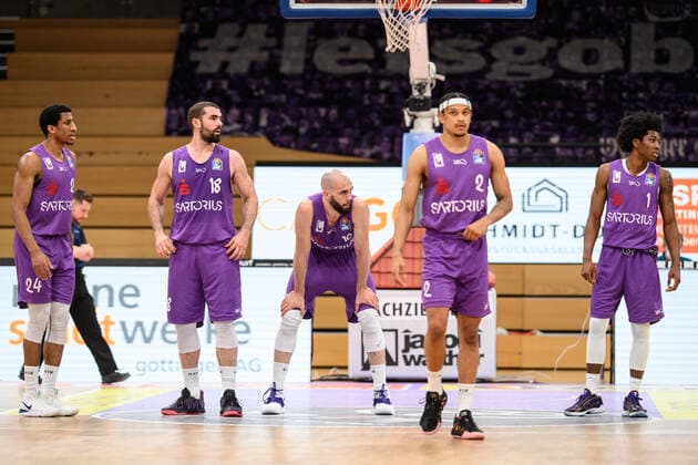 BG Göttingen - Telekom Baskets Bonn 21.03.2021, Basketball-Bundesliga easyCredit-BBL, Saison 2020 2021, Hauptrunde, 24. Spieltag, BG Göttingen - Telekom Baskets Bonn. Göttingens Spieler stehen auf dem Feld. Göttingen Niedersachsen Deutschland