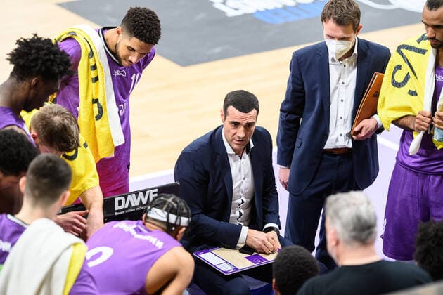BG Göttingen - Telekom Baskets Bonn 21.03.2021, Basketball-Bundesliga easyCredit-BBL, Saison 2020 2021, Hauptrunde, 24. Spieltag, BG Göttingen - Telekom Baskets Bonn. Göttingens Trainer Roel Moors gibt Anweisungen. Göttingen Niedersachsen Deutschland
