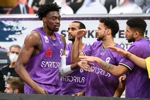 BG Göttingen - Telekom Baskets Bonn 21.03.2021, Basketball-Bundesliga easyCredit-BBL, Saison 2020 2021, Hauptrunde, 24. Spieltag, BG Göttingen - Telekom Baskets Bonn. Göttingens Tai Odiase klatscht mit seinen Mitspielern ab. Göttingen Niedersachsen Deutschland