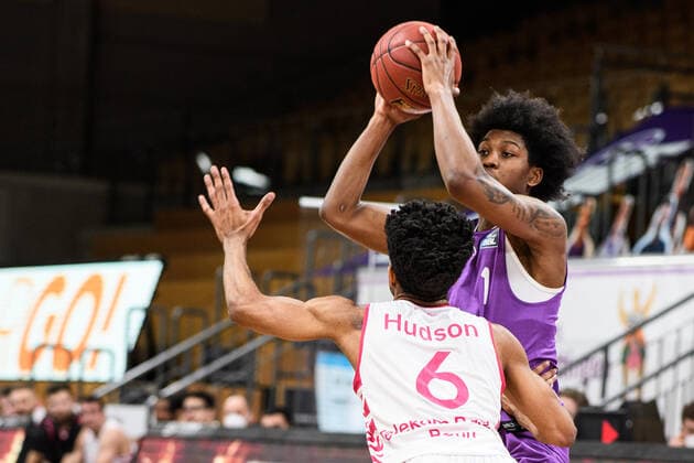 BG Göttingen - Telekom Baskets Bonn 21.03.2021, Basketball-Bundesliga easyCredit-BBL, Saison 2020 2021, Hauptrunde, 24. Spieltag, BG Göttingen - Telekom Baskets Bonn. Göttingens Deishuan Booker (r) spielt gegen Bonns Jalen Hudson. Göttingen Niedersachsen Deutschland