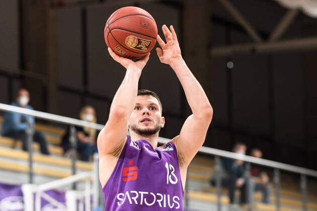 BG Göttingen - Telekom Baskets Bonn 21.03.2021, Basketball-Bundesliga easyCredit-BBL, Saison 2020 2021, Hauptrunde, 24. Spieltag, BG Göttingen - Telekom Baskets Bonn. Göttingens Rihards Lomazs wirft auf den Korb. Göttingen Niedersachsen Deutschland