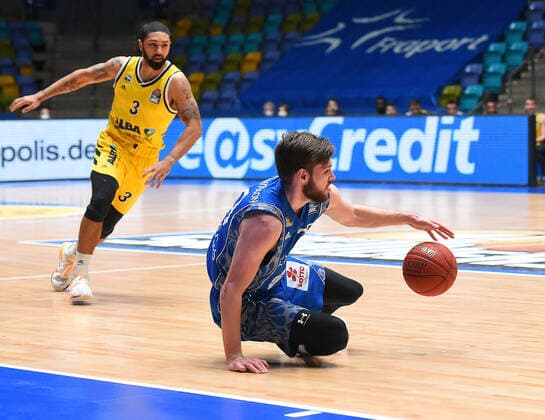 21.03.2021, xhbx, Basketball BBL Bundesliga, Frankfurt Skyliners - Alba Berlin emspor, v.l. Peyton Siva (Alba Berlin) Jon Axel Gudmundsson (Fraport Skyliners Frankfurt) (DFL DFB REGULATIONS PROHIBIT ANY USE OF PHOTOGRAPHS as IMAGE SEQUENCES and or QUASI-VIDEO) Frankfurt am Main