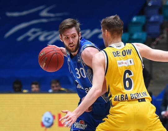 21.03.2021, xhbx, Basketball BBL Bundesliga, Frankfurt Skyliners - Alba Berlin emspor, v.l. Jon Axel Gudmundsson (Fraport Skyliners Frankfurt), Malte Delow (Alba Berlin) (DFL DFB REGULATIONS PROHIBIT ANY USE OF PHOTOGRAPHS as IMAGE SEQUENCES and or QUASI-VIDEO) Frankfurt am Main