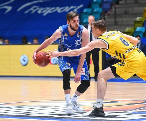 21.03.2021, xhbx, Basketball BBL Bundesliga, Frankfurt Skyliners - Alba Berlin emspor, v.l. Jon Axel Gudmundsson (Fraport Skyliners Frankfurt), Malte Delow (Alba Berlin) (DFL DFB REGULATIONS PROHIBIT ANY USE OF PHOTOGRAPHS as IMAGE SEQUENCES and or QUASI-VIDEO) Frankfurt am Main