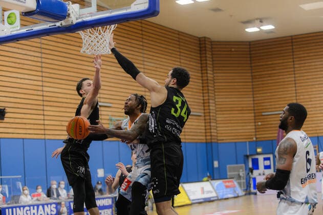 Christian OSHITA (5 Ehingen Urspring), Akim-Jamal JONAH (34 Ehingen Urspring) können Trey DAVIS (57 Eisbaeren Bremerhaven) nicht blocken ; Eisbären Bremerhaven vs Team Ehingen Urspring, Basketball, 2. Bundesliga ProA, 21.03.2021, 27. Spieltag, Saison 2020 2021, Bremerhaven, Trainingscenter Amerikaring ; Copyright: xErikxHillmer EIBNERx EP_ehr Eisbären Bremerhaven vs Team Ehingen Urspring, Basketball, 2. Bundesliga ProA, 21.03.2021, 27. Spieltag, Saison 2020 2021 Bremerhaven Copyright: xErikxHillmer EIBNERx EP_ehr