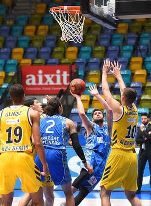 21.03.2021, xhbx, Basketball BBL Bundesliga, Frankfurt Skyliners - Alba Berlin emspor, v.l. Jon Axel Gudmundsson (Fraport Skyliners Frankfurt), Tim Schneider (Alba Berlin) (DFL DFB REGULATIONS PROHIBIT ANY USE OF PHOTOGRAPHS as IMAGE SEQUENCES and or QUASI-VIDEO) Frankfurt am Main