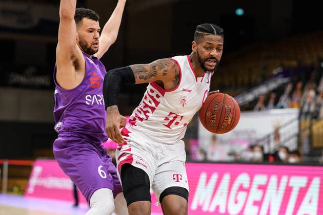 BG Göttingen - Telekom Baskets Bonn 21.03.2021, Basketball-Bundesliga easyCredit-BBL, Saison 2020 2021, Hauptrunde, 24. Spieltag, BG Göttingen - Telekom Baskets Bonn. Bonns Alex Hamilton (r) spielt gegen Göttingens Luke Nelson. Göttingen Niedersachsen Deutschland