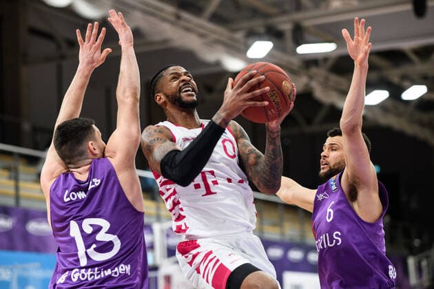 BG Göttingen - Telekom Baskets Bonn 21.03.2021, Basketball-Bundesliga easyCredit-BBL, Saison 2020 2021, Hauptrunde, 24. Spieltag, BG Göttingen - Telekom Baskets Bonn. Bonns Alex Hamilton (M) spielt gegen Göttingens Rihards Lomazs (l) und Göttingens Luke Nelson. Göttingen Niedersachsen Deutschland