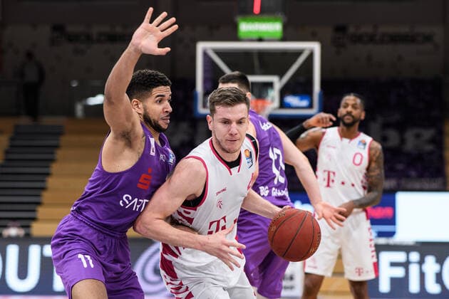 BG Göttingen - Telekom Baskets Bonn 21.03.2021, Basketball-Bundesliga easyCredit-BBL, Saison 2020 2021, Hauptrunde, 24. Spieltag, BG Göttingen - Telekom Baskets Bonn. Bonns Strahinja Micovic (r) spielt gegen Göttingens Marvin Omuvwie. Göttingen Niedersachsen Deutschland