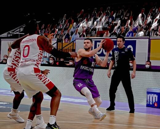 GSD zje123 Saison 2020 21 Easy credit Basketball Bundesliga BG Göttingen - Telekom Baskets Bonn Göttingens Deishuan Booker (am Ball) gegen Bonns Alex Hamilton