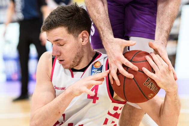 BG Göttingen - Telekom Baskets Bonn 21.03.2021, Basketball-Bundesliga easyCredit-BBL, Saison 2020 2021, Hauptrunde, 24. Spieltag, BG Göttingen - Telekom Baskets Bonn. Bonns Strahinja Micovic kämpft um den Ball. Göttingen Niedersachsen Deutschland