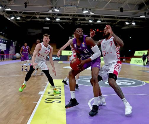 GSD zje123 Saison 2020 21 Easy credit Basketball Bundesliga BG Göttingen - Telekom Baskets Bonn Göttingens Tai Odiase (am Ball) gegen Bonns James Thompson IV