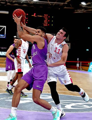 GSD zje123 Saison 2020 21 Easy credit Basketball Bundesliga BG Göttingen - Telekom Baskets Bonn Göttingens Marvin Omuvwie (am Ball) gegen Bonns Anthony Dileo