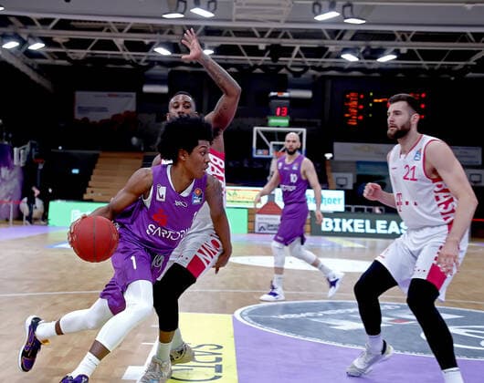 GSD zje123 Saison 2020 21 Easy credit Basketball Bundesliga BG Göttingen - Telekom Baskets Bonn Göttingens Deishuan Booker (am Ball) gegen Bonns Xavier Pollard