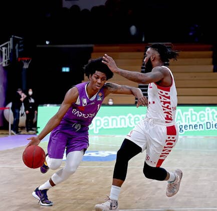GSD zje123 Saison 2020 21 Easy credit Basketball Bundesliga BG Göttingen - Telekom Baskets Bonn Göttingens Deishuan Booker (am Ball) gegen Bonns Xavier Pollard