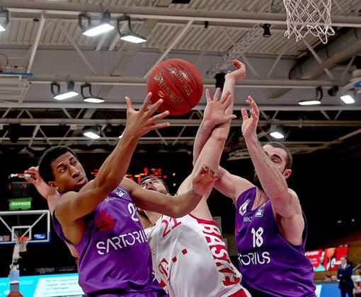 GSD zje123 Saison 2020 21 Easy credit Basketball Bundesliga BG Göttingen - Telekom Baskets Bonn Göttingens Aubrey Dawkins (am Ball) gegen Bonns Leon Kratzer Rechts Göttingens Harper Kamp