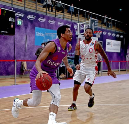 GSD zje123 Saison 2020 21 Easy credit Basketball Bundesliga BG Göttingen - Telekom Baskets Bonn Göttingens Aubrey Dawkins (am Ball) gegen Bonns Alex Hamilton