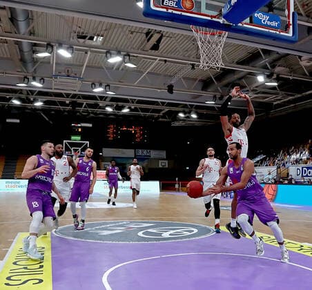 GSD zje123 Saison 2020 21 Easy credit Basketball Bundesliga BG Göttingen - Telekom Baskets Bonn Göttingens Akeem Vargas (am Ball) gegen Bonns Alex Hamilton