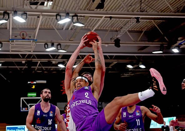 Sport Bilder des Tages GSD zje123 Saison 2020 21 Easy credit Basketball Bundesliga BG Göttingen - Telekom Baskets Bonn Göttingens Nelson Weidemann (am Ball) gegen Bonns Leon Kratzer