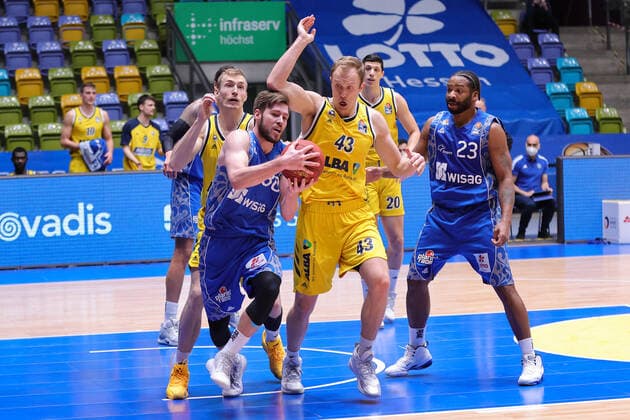 Fraport Skyliners - Alba Berlin, easyCredit BBL Jon Axel Gudmundsson (Fraport Skyliners, 30) gegen Luke Sikma (Alba Berlin, 43). Basketball-Spiel der easyCredit BBL zwischen den Fraport Skyliners und Alba Berlin am 21. Maerz 2021 in der Fraport-Arena in Frankfurt am Main., Frankfurt am Main Hessen Deutschland Fraport-Arena