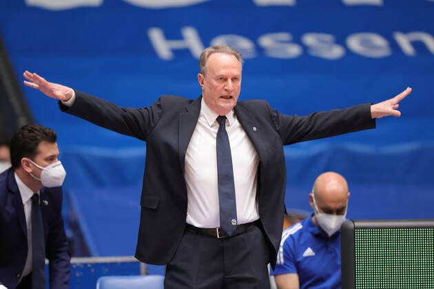 Fraport Skyliners - Alba Berlin, easyCredit BBL Cheftrainer Aito Garcia Reneses (Alba Berlin). Basketball-Spiel der easyCredit BBL zwischen den Fraport Skyliners und Alba Berlin am 21. Maerz 2021 in der Fraport-Arena in Frankfurt am Main., Frankfurt am Main Hessen Deutschland Fraport-Arena