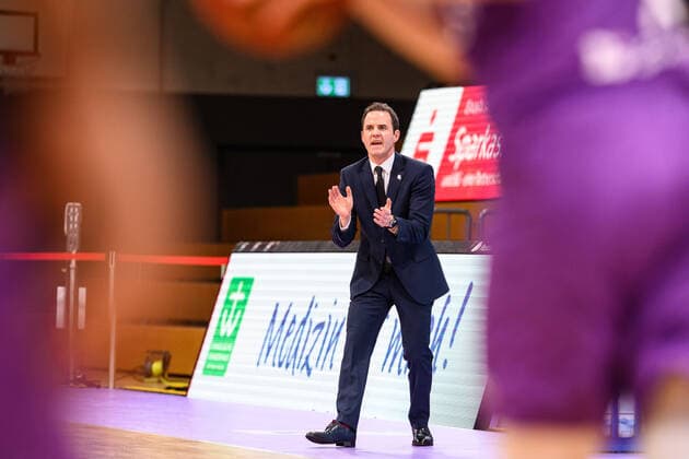 BG Göttingen - Telekom Baskets Bonn 21.03.2021, Basketball-Bundesliga easyCredit-BBL, Saison 2020 2021, Hauptrunde, 24. Spieltag, BG Göttingen - Telekom Baskets Bonn. Bonns Trainer William Voigt gestikuliert. Göttingen Niedersachsen Deutschland