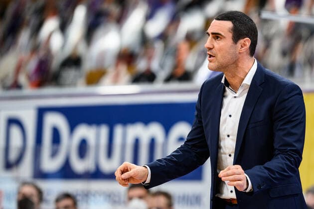BG Göttingen - Telekom Baskets Bonn 21.03.2021, Basketball-Bundesliga easyCredit-BBL, Saison 2020 2021, Hauptrunde, 24. Spieltag, BG Göttingen - Telekom Baskets Bonn. Göttingens Trainer Roel Moors gestikuliert. Göttingen Niedersachsen Deutschland