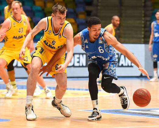 21.03.2021, xhbx, Basketball BBL Bundesliga, Frankfurt Skyliners - Alba Berlin emspor, v.l. Malte Delow (Alba Berlin), Len Adam Schoormann (Fraport Skyliners Frankfurt) (DFL DFB REGULATIONS PROHIBIT ANY USE OF PHOTOGRAPHS as IMAGE SEQUENCES and or QUASI-VIDEO) Frankfurt am Main