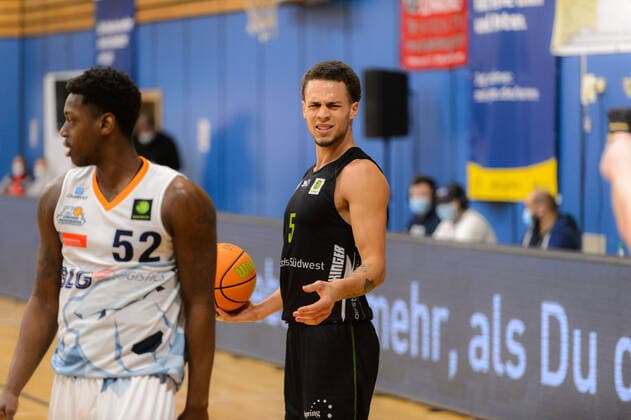 Christian OSHITA (5 Ehingen Urspring) reagiert auf eine Schiedsrichterentscheidung ; Eisbären Bremerhaven vs Team Ehingen Urspring, Basketball, 2. Bundesliga ProA, 21.03.2021, 27. Spieltag, Saison 2020 2021, Bremerhaven, Trainingscenter Amerikaring ; Copyright: xErikxHillmer EIBNERx EP_ehr Eisbären Bremerhaven vs Team Ehingen Urspring, Basketball, 2. Bundesliga ProA, 21.03.2021, 27. Spieltag, Saison 2020 2021 Bremerhaven Copyright: xErikxHillmer EIBNERx EP_ehr