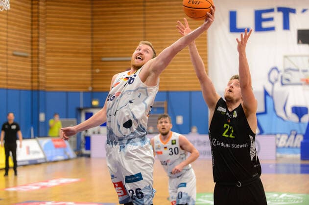 Maximilian UGRAI (26 Eisbaeren Bremerhaven) klaut Kevin STRANGMEYER (22 Ehingen Urspring) den Rebound ; Eisbären Bremerhaven vs Team Ehingen Urspring, Basketball, 2. Bundesliga ProA, 21.03.2021, 27. Spieltag, Saison 2020 2021, Bremerhaven, Trainingscenter Amerikaring ; Copyright: xErikxHillmer EIBNERx EP_ehr Eisbären Bremerhaven vs Team Ehingen Urspring, Basketball, 2. Bundesliga ProA, 21.03.2021, 27. Spieltag, Saison 2020 2021 Bremerhaven Copyright: xErikxHillmer EIBNERx EP_ehr
