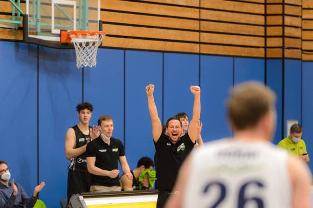 Dominik REINBOTH (Trainer Cheftrainer Headcoach Ehingen Urspring) und die Bank von Ehingen jubeln über einen Korb ; Eisbären Bremerhaven vs Team Ehingen Urspring, Basketball, 2. Bundesliga ProA, 21.03.2021, 27. Spieltag, Saison 2020 2021, Bremerhaven, Trainingscenter Amerikaring ; Copyright: xErikxHillmer EIBNERx EP_ehr Eisbären Bremerhaven vs Team Ehingen Urspring, Basketball, 2. Bundesliga ProA, 21.03.2021, 27. Spieltag, Saison 2020 2021 Bremerhaven Copyright: xErikxHillmer EIBNERx EP_ehr