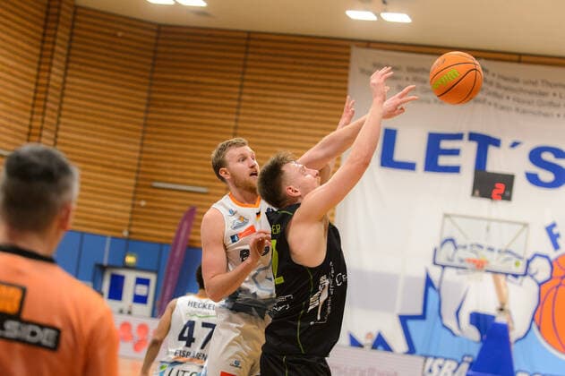 Maximilian UGRAI (26 Eisbaeren Bremerhaven), Kevin STRANGMEYER (22 Ehingen Urspring) ; Eisbären Bremerhaven vs Team Ehingen Urspring, Basketball, 2. Bundesliga ProA, 21.03.2021, 27. Spieltag, Saison 2020 2021, Bremerhaven, Trainingscenter Amerikaring ; Copyright: xErikxHillmer EIBNERx EP_ehr Eisbären Bremerhaven vs Team Ehingen Urspring, Basketball, 2. Bundesliga ProA, 21.03.2021, 27. Spieltag, Saison 2020 2021 Bremerhaven Copyright: xErikxHillmer EIBNERx EP_ehr