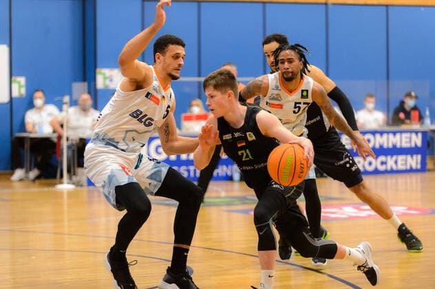 Moses PÖLKING POELKING (5 Eisbaeren Bremerhaven), Franklyn AUNITZ (21 Ehingen Urspring) ; Eisbären Bremerhaven vs Team Ehingen Urspring, Basketball, 2. Bundesliga ProA, 21.03.2021, 27. Spieltag, Saison 2020 2021, Bremerhaven, Trainingscenter Amerikaring ; Copyright: xErikxHillmer EIBNERx EP_ehr Eisbären Bremerhaven vs Team Ehingen Urspring, Basketball, 2. Bundesliga ProA, 21.03.2021, 27. Spieltag, Saison 2020 2021 Bremerhaven Copyright: xErikxHillmer EIBNERx EP_ehr