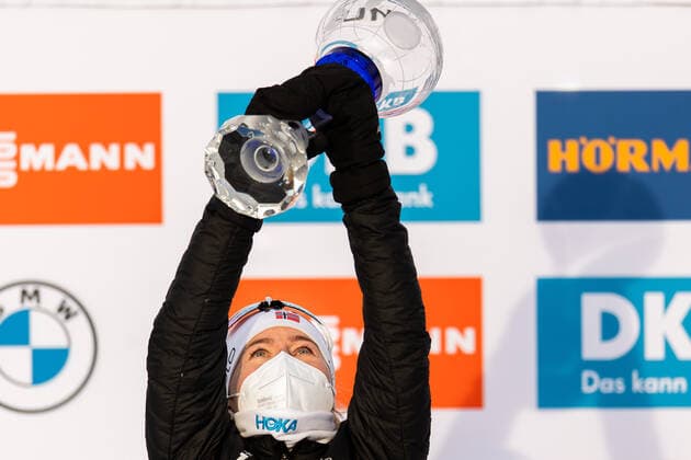210321 Overall World Cup winner Tiril Eckhoff of Norway celebrates with the trophy after the Women s 12,5 km Mass Start during the IBU Biathlon World Cup on March 21, 2021 in Östersund. Photo: Joel Marklund BILDBYRAN kod JM JM0088 bbeng skidskytte biathlon skiskyting världscupen ibu world cup masstart dam norge norway jubel Copyright: JOELxMARKLUND BB210321JM080