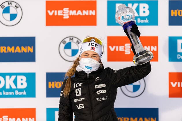 210321 Overall Mass Start World Cup winner Ingrid Landmark Tandrevold of Norway celebrates with the trophy after the Women s 12,5 km Mass Start during the IBU Biathlon World Cup on March 21, 2021 in Östersund. Photo: Joel Marklund BILDBYRAN kod JM JM0088 bbeng skidskytte biathlon skiskyting världscupen ibu world cup masstart dam norge norway jubel Copyright: JOELxMARKLUND BB210321JM084