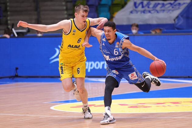 Fraport Skyliners - Alba Berlin, easyCredit BBL Malte Delow (Alba Berlin, 6) gegen Len Adam Schoormann (Fraport Skyliners, 6). Basketball-Spiel der easyCredit BBL zwischen den Fraport Skyliners und Alba Berlin am 21. Maerz 2021 in der Fraport-Arena in Frankfurt am Main., Frankfurt am Main Hessen Deutschland Fraport-Arena