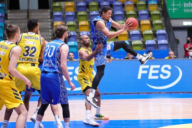 Fraport Skyliners - Alba Berlin, easyCredit BBL Rebound von Len Adam Schoormann (Fraport Skyliners, 6) gegen Peyton Siva (Alba Berlin, 3). Basketball-Spiel der easyCredit BBL zwischen den Fraport Skyliners und Alba Berlin am 21. Maerz 2021 in der Fraport-Arena in Frankfurt am Main., Frankfurt am Main Hessen Deutschland Fraport-Arena