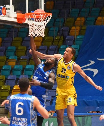 21.03.2021, xhbx, Basketball BBL Bundesliga, Frankfurt Skyliners - Alba Berlin emspor, v.l. Matt Mobley (Fraport Skyliners Frankfurt), Louis Olinde (Alba Berlin) (DFL DFB REGULATIONS PROHIBIT ANY USE OF PHOTOGRAPHS as IMAGE SEQUENCES and or QUASI-VIDEO) Frankfurt am Main