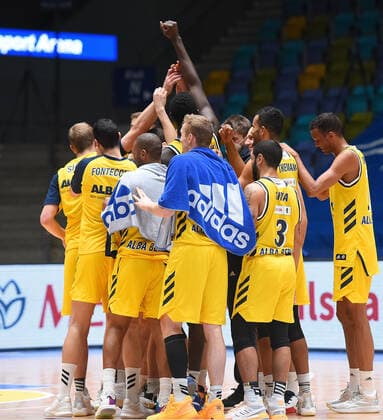 21.03.2021, xhbx, Basketball BBL Bundesliga, Frankfurt Skyliners - Alba Berlin emspor, v.l. Mannschaft, Team Alba Berlin jubeln jubelt nach Spielende. (DFL DFB REGULATIONS PROHIBIT ANY USE OF PHOTOGRAPHS as IMAGE SEQUENCES and or QUASI-VIDEO) Frankfurt am Main