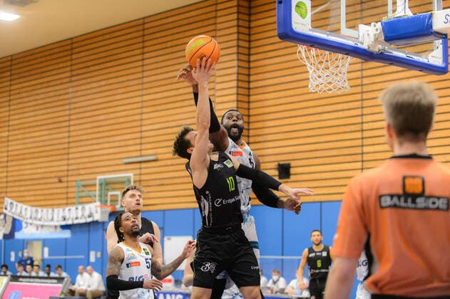 Jack PAGENKOPF (10 Ehingen Urspring) wird geblockt von Will DANIELS (6 Eisbaeren Bremerhaven) ; Eisbären Bremerhaven vs Team Ehingen Urspring, Basketball, 2. Bundesliga ProA, 21.03.2021, 27. Spieltag, Saison 2020 2021, Bremerhaven, Trainingscenter Amerikaring ; Copyright: xErikxHillmer EIBNERx EP_ehr Eisbären Bremerhaven vs Team Ehingen Urspring, Basketball, 2. Bundesliga ProA, 21.03.2021, 27. Spieltag, Saison 2020 2021 Bremerhaven Copyright: xErikxHillmer EIBNERx EP_ehr