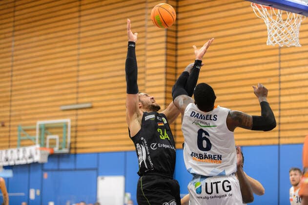 Akim-Jamal JONAH (34 Ehingen Urspring), Will DANIELS (6 Eisbaeren Bremerhaven) ; Eisbären Bremerhaven vs Team Ehingen Urspring, Basketball, 2. Bundesliga ProA, 21.03.2021, 27. Spieltag, Saison 2020 2021, Bremerhaven, Trainingscenter Amerikaring ; Copyright: xErikxHillmer EIBNERx EP_ehr Eisbären Bremerhaven vs Team Ehingen Urspring, Basketball, 2. Bundesliga ProA, 21.03.2021, 27. Spieltag, Saison 2020 2021 Bremerhaven Copyright: xErikxHillmer EIBNERx EP_ehr